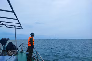 Lực lượng chức năng Quảng Trị triển khai tìm kiếm ngư dân mất tích.