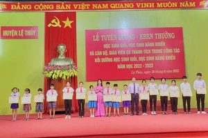 Lãnh đạo Sở GD&ĐT tỉnh Quảng Bình tuyên dương các học sinh đạt thành tích cao.