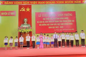 Lãnh đạo Sở GD&ĐT tỉnh Quảng Bình tuyên dương các học sinh đạt thành tích cao.