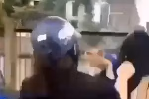 Nữ sinh lớp 10 bị một phụ nữ không mặc đồng phục đánh tới tấp. (Ảnh cắt từ Clip).