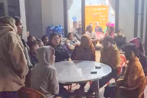 Nhiều người dân địa phương có mặt tại nhà của nạn nhân (Ảnh người dân cung cấp).