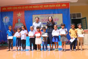 TS Lê Thị Hương - Giám đốc Sở GD&ĐT Quảng Trị cùng đại diện CLB phóng viên thường trú tặng quà đến học sinh.