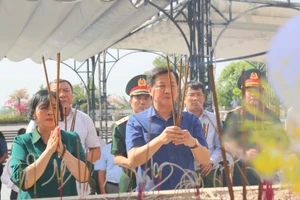 Phó Thủ tướng Chính phủ Lê Minh Khái; Trưởng ban Dân vận Trung ương Bùi Thị Minh Hoài dâng hương tri ân các liệt sĩ.