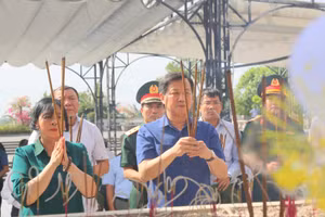 Phó Thủ tướng Chính phủ Lê Minh Khái; Trưởng ban Dân vận Trung ương Bùi Thị Minh Hoài dâng hương tri ân các liệt sĩ.