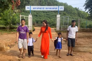 Học sinh lớp 1 vùng cao Quảng Trị hân hoan trong ngày tựu trường