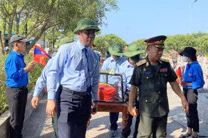 Lãnh đạo tỉnh Quảng Bình và lực lượng quân đội thực hiện nghi thức an táng các liệt sĩ.