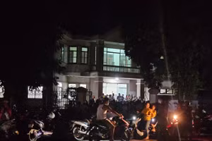 Rất đông người dân tập trung tại trụ sở điện lực thị trấn Lao Bảo. 