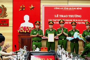 Thừa ủy quyền của Bộ trưởng Bộ Công an, đại tá Phan Đăng Tĩnh, Phó Giám đốc Công an tỉnh đã trao thưởng cho các đơn vị có thành tích.