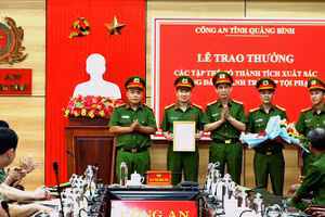 Thừa ủy quyền của Bộ trưởng Bộ Công an, đại tá Phan Đăng Tĩnh, Phó Giám đốc Công an tỉnh đã trao thưởng cho các đơn vị có thành tích.