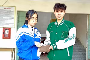 Nam sinh trả lại 15 triệu đồng nữ sinh cùng trường làm mất. (Ảnh: L.T).