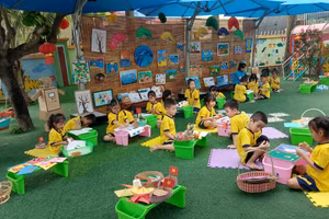 Nhiều trường chú trọng xây dựng không gian thân thiện, giúp trẻ chơi mà học, học mà chơi.