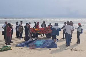 Người dân và lực lượng chức năng phát hiện thi thể ngư dân tại bờ biển.