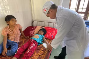 Cán bộ tại trạm quân y cấp cứu và truyền dịch cho trẻ. (Ảnh: HT).