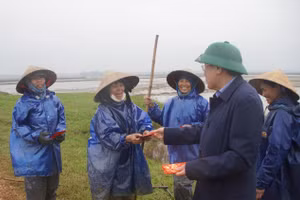 Ông Hà Sỹ Đồng - Phó Chủ tịch Thường trực UBND tỉnh chúc Tết và lì xì cho bà con nông dân. (Ảnh: Tiến Nhất).