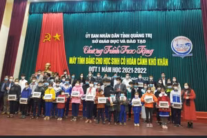 Lãnh đạo Sở GD&ĐT Quảng Trị trao tặng máy tính bảng đến học sinh hoàn cảnh khó khăn.