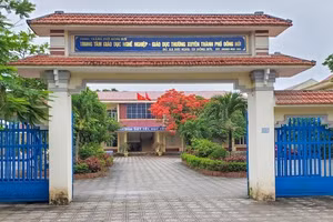 Hai kẻ lạ mặt xông vào Trung tâm GDNN-GDTX Đồng Hới đánh người.