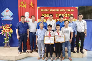 Huyện đoàn Tuyên Hóa (Quảng Bình) tổ chức khen thưởng 2 học sinh. 