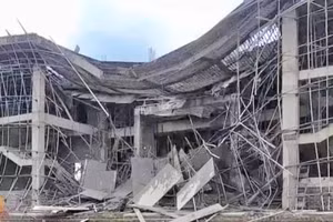 Trong lúc thi công, công trình Nhà văn hóa trung tâm huyện Tuyên Hóa, Quảng Bình xảy ra sập giàn giáo.
