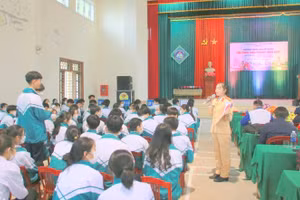 Cán bộ CSGT hướng dẫn học sinh các kiến thức về ATGT.