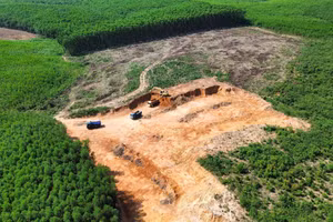 Hiện trường khai thác đất trái phép tại xã Linh Trường.