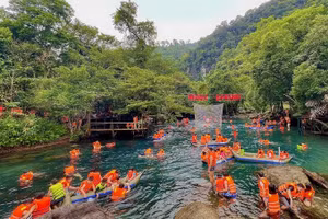 Khách du lịch tham quan và tận hưởng dịch vụ ở Quảng Bình dịp nghỉ lễ tăng cao.