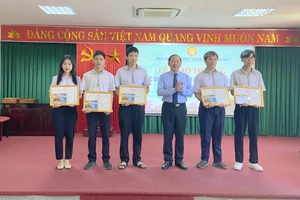 Lãnh đạo Hội Khuyến học biểu dương, khen thưởng học sinh đoạt giải cao.