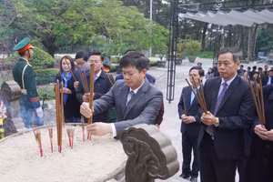 Lãnh đạo tỉnh Quảng Trị dâng hương tri ân các Anh hùng, Liệt sĩ. (Ảnh: Tiến Nhất).