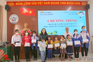 TS Lê Thị Hương - Giám đốc Sở GD&ĐT Quảng Trị tặng quà đến các học sinh nữ. (Ảnh: Đ. Đức).