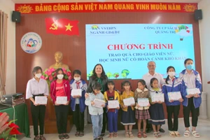 TS Lê Thị Hương - Giám đốc Sở GD&ĐT Quảng Trị tặng quà đến các học sinh nữ. (Ảnh: Đ. Đức).