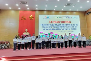 Hội Khuyến học TP Đồng Hới (Quảng Bình) trao học bổng “tiếp sức đến trường” và học bổng “học không bao giờ cùng”.