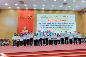 Hội Khuyến học TP Đồng Hới (Quảng Bình) trao học bổng “tiếp sức đến trường” và học bổng “học không bao giờ cùng”.