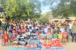 Bộ đội Biên phòng Quảng Trị tặng quà và giao lưu với thiếu nhi.