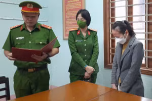 Cơ quan công an đọc lệnh bắt tạm giam với nữ Phó Giám đốc phòng giao dịch ngân hàng.