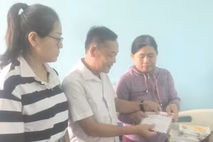 Đại diện LĐLĐ tỉnh, Công đoàn Giáo dục tỉnh đã đến thăm và động viên nữ nhà giáo đang điều trị tại Bệnh viện.