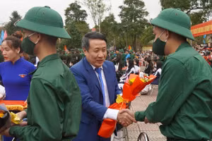 Ông Hà Sỹ Đồng - Phó Chủ tịch Thường trực UBND tỉnh Quảng Trị động viên tân binh nhập ngũ. (Ảnh: Tiến Nhất).