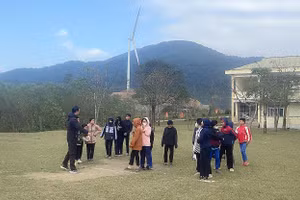 Giáo viên Quảng Trị đến tận thôn bản vận động học sinh tới trường sau Tết