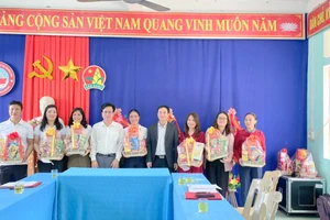 Lãnh đạo Sở GD&ĐT và Công đoàn ngành thăm hỏi, động viên các nhà giáo khó khăn.