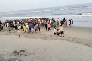 Người dân và các lực lượng chức năng tìm kiếm 2 nạn nhân.