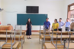 TS Lê Thị Hương - Giám đốc Sở GD&ĐT tỉnh Quảng Trị - Phó trưởng ban thường trực Ban chỉ đạo kỳ thi chủ trì Đoàn kiểm tra làm việc tại các điểm thi.