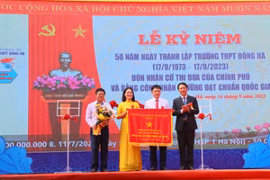 Ông Hoàng Nam - Phó Chủ tịch UBND tỉnh Quảng Trị đã trao Cờ thi đua của Chính phủ.