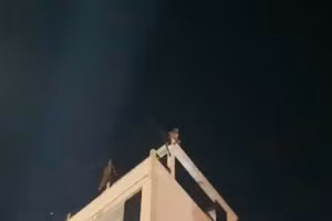 Thanh niên "làm xiếc" trên một tòa nhà 4 tầng.