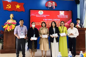 Ông Nguyễn Thanh Quang - Chủ tịch Công đoàn Ngành Giáo dục tỉnh Quảng Trị tặng quà động viên các nhà giáo nhân dịp Tết Nguyên đán. (Ảnh: Minh Châu).