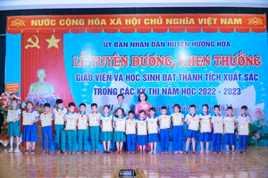 Ông Phan Hữu Huyện - Phó Giám đốc Sở GD&ĐT và bà Nguyễn Thị Thanh Nga - Trưởng Phòng GD&ĐT huyện Hướng Hóa khen thưởng các học sinh.