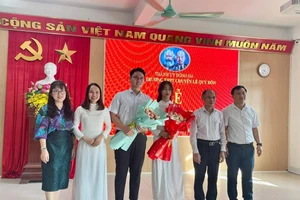 Trường THPT chuyên Lê Qúy Đôn kết nạp Đảng cho học sinh.