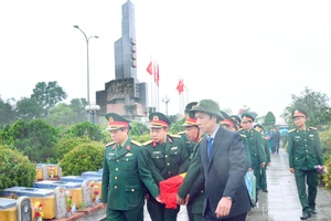 Lãnh đạo tỉnh Quảng Trị di chuyển hài cốt các liệt sĩ về khu vực an táng. (Ảnh: H.T).