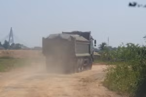 Xe tải chở đất khai thác trái phép phục vụ san lấp tại dự án Khu đô thị Bắc sông Hiếu (giai đoạn 2).