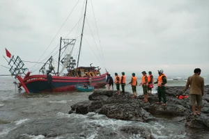 Tàu cá ngoại tỉnh gặp nạn ở Quảng Trị. (Ảnh: BĐBP Quảng Trị cung cấp).