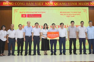 Lãnh đạo Ban Tuyên giáo Trung ương tặng sách giáo khoa cho học sinh Quảng Bình. (Ảnh: Hiền Chi).