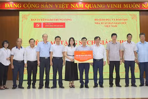 Lãnh đạo Ban Tuyên giáo Trung ương tặng sách giáo khoa cho học sinh Quảng Bình. (Ảnh: Hiền Chi).