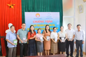 Hội Khuyến học tỉnh Quảng Trị bàn giao máy tính bảng đến các Phòng GD&ĐT, trường học để trao tặng cho 42 học sinh THCS trúng tuyển Chương trình học bổng “Phát triển giáo dục và kỹ năng” (SEEDS).